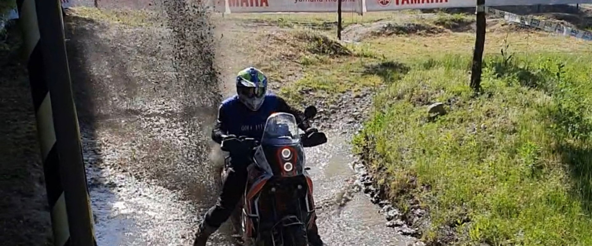 GO4 Adventures enduro in guado
