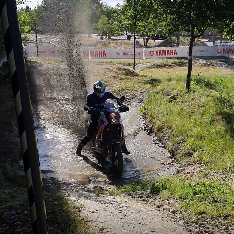 GO4 Adventures enduro in guado